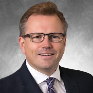 갈색 머리에 푸른 눈을 가진 중년 백인