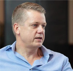 비즈니스 캐주얼 블루 셔츠를 입은 중년 백인 남성